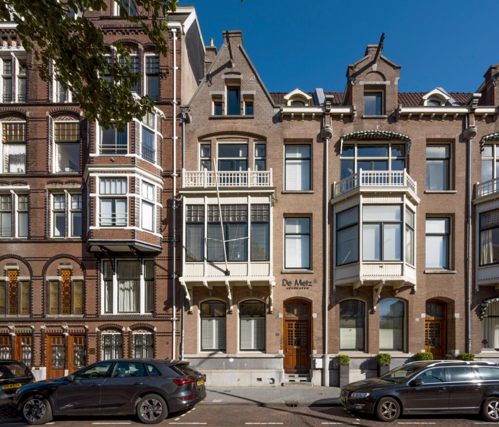 Voorgevel van een klassiek herenhuis aan de Paulus Potterstraat in Amsterdam, met erkers, balkons en het kantoor van De Metz Advocaten.